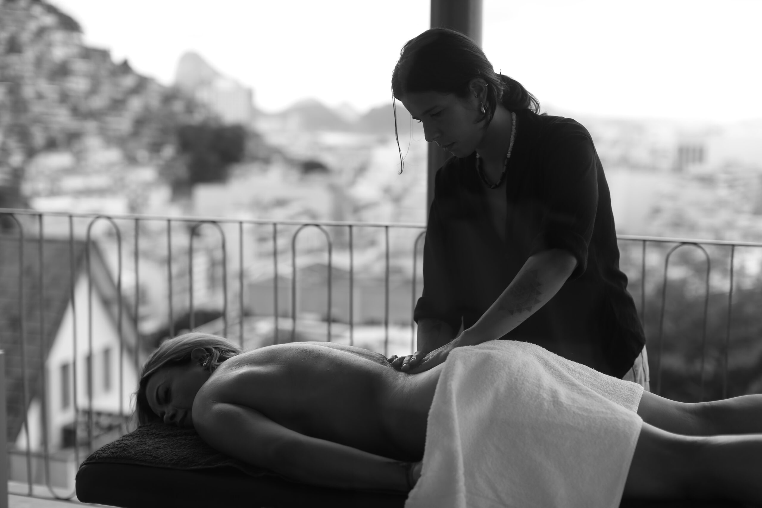 Inchaço, Tensão e Estresse: qual massagem no Leblon | Nathália Meyohas Inchaço, Tensão e Estresse: qual massagem no Leblon | Nathália Meyohas