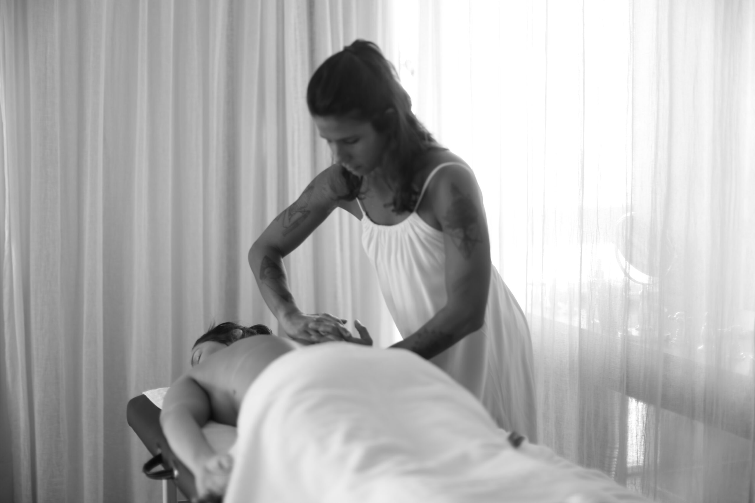 Sessão de massoterapia ayurvédica com óleos mornos